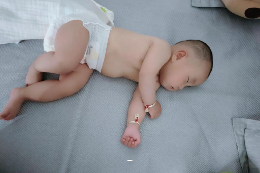枝江宝宝胳膊上起红疙瘩